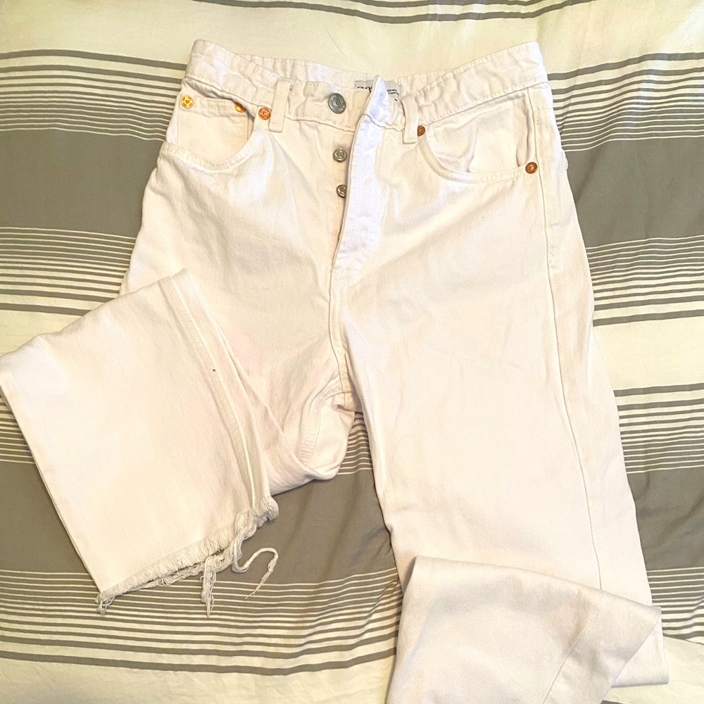 NWOT Zara white jeans with distressed edge.